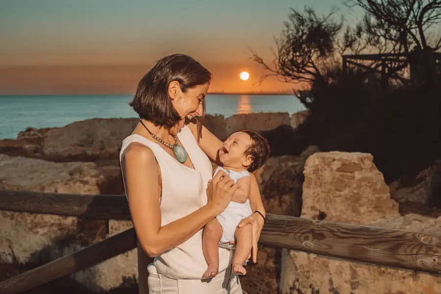 Hijos corriendo alrededor de sus padres en exterior