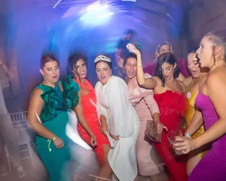 Ambiente festivo con invitados bailando en un evento interior