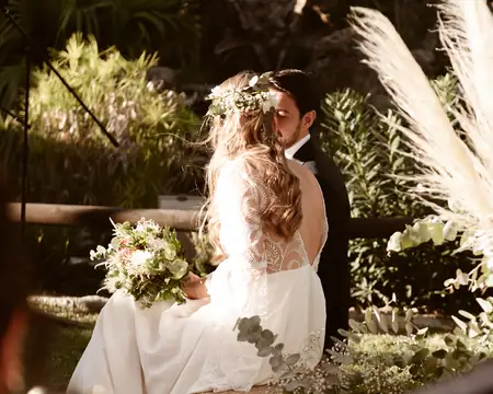 Novios mirándose con complicidad