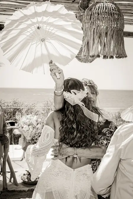 Abrazo de madre a novia