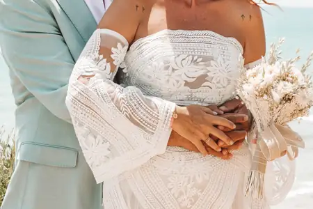 Detalle de manos de los novios