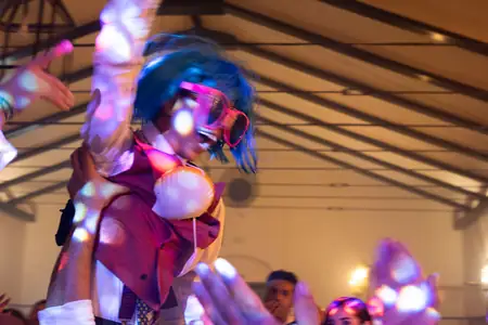 Detalle de decoración en evento con luz cálida