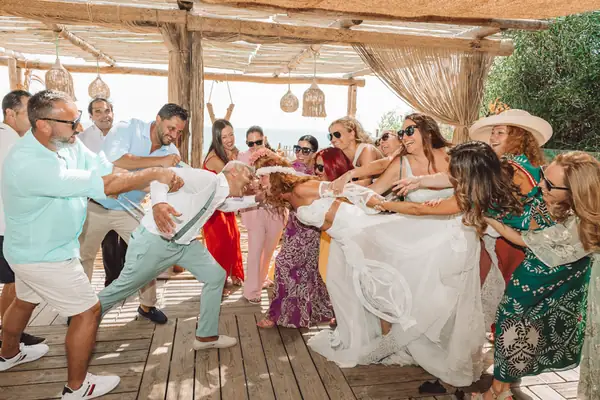 Novios jugando con invitados durante la celebración