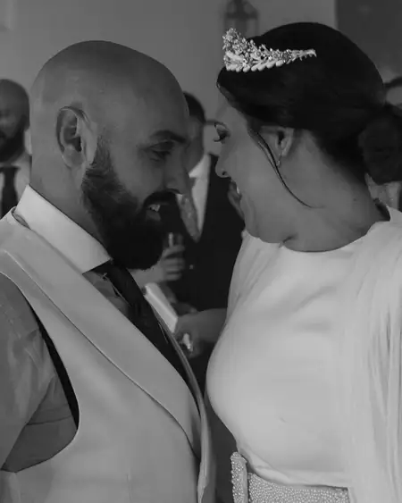 Novios románticos en celebración