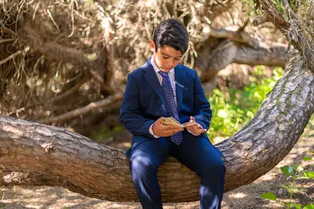 Niño de comunión sosteniendo una vela