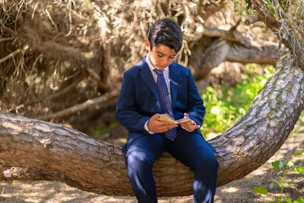 Retrato del niño de comunión sonriendo con traje marinero