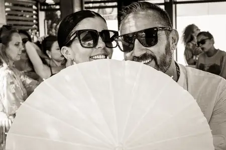 Grupo de invitados disfrutando en un evento de noche