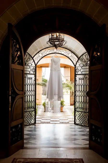 Vestido de novia colgado antes de los preparativos