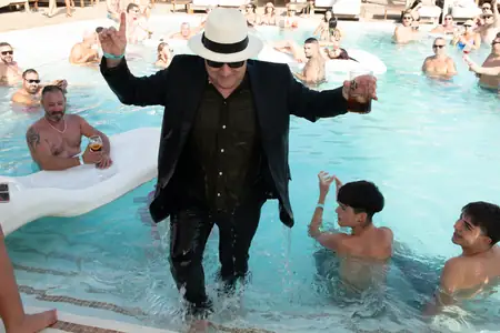 Detalle de manos brindando en un evento