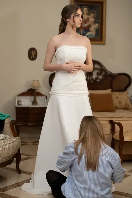 Novia vistiéndose en la habitación