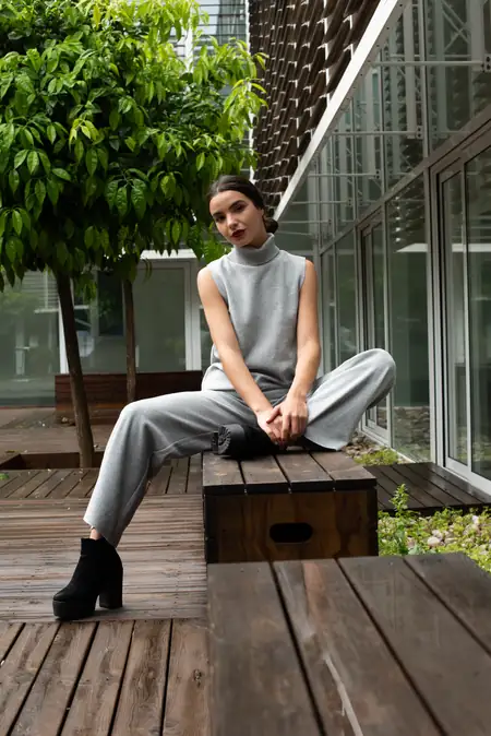 Editorial de moda con luz lateral dramática