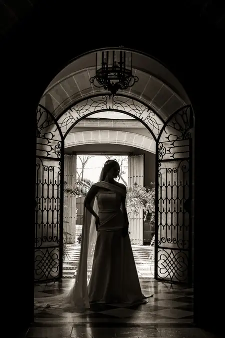 Retrato de la novia junto a una ventana