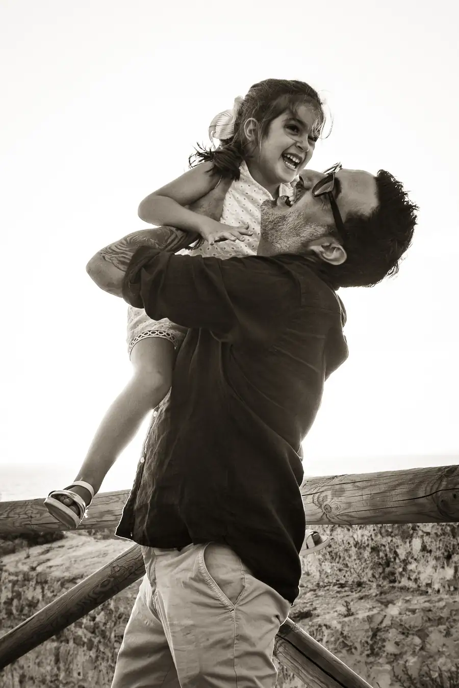 Niño apoyado en el hombro de su padre durante un paseo