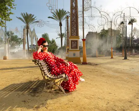 Modelo de moda posando en interior elegante
