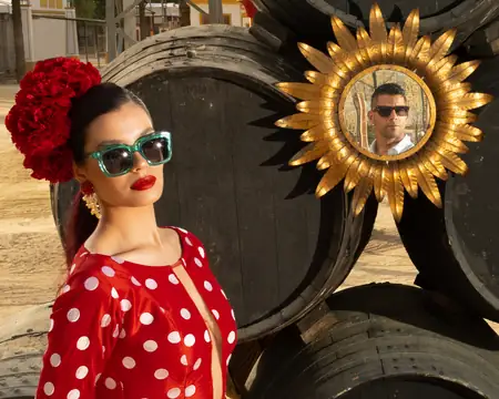 Retrato de moda con fondo oscuro y luz dirigida