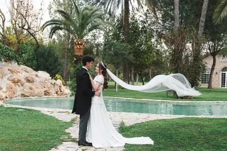 Novios mirándose — segundo ángulo