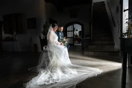 Novios románticos en interior