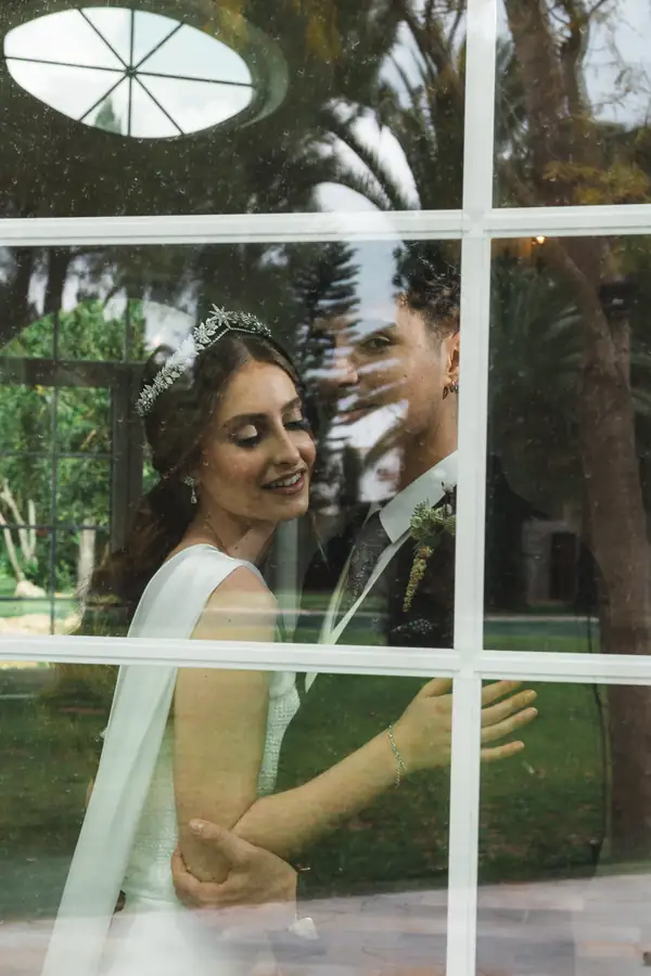 Reflejo en cristal de los novios