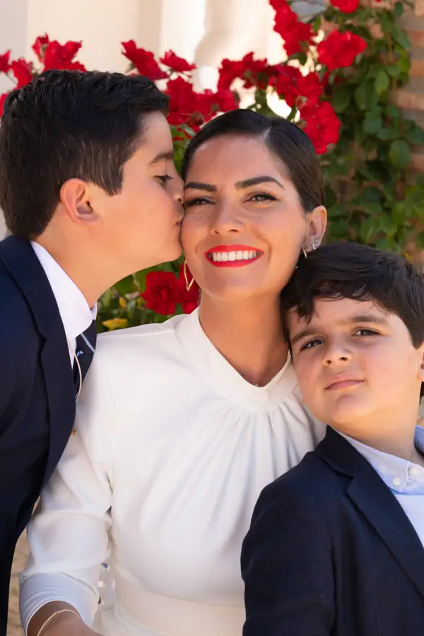 Retrato íntimo de familia con gesto cariñoso, fotografía emocional y estilo natural.
