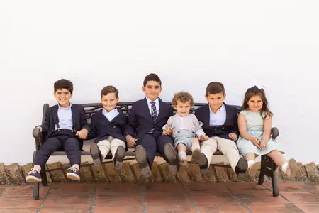 Niño jugando en la arena con el mar de fondo