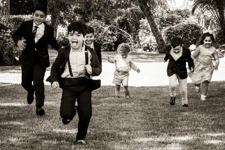 Niñas jugando cerca del mar en Cádiz