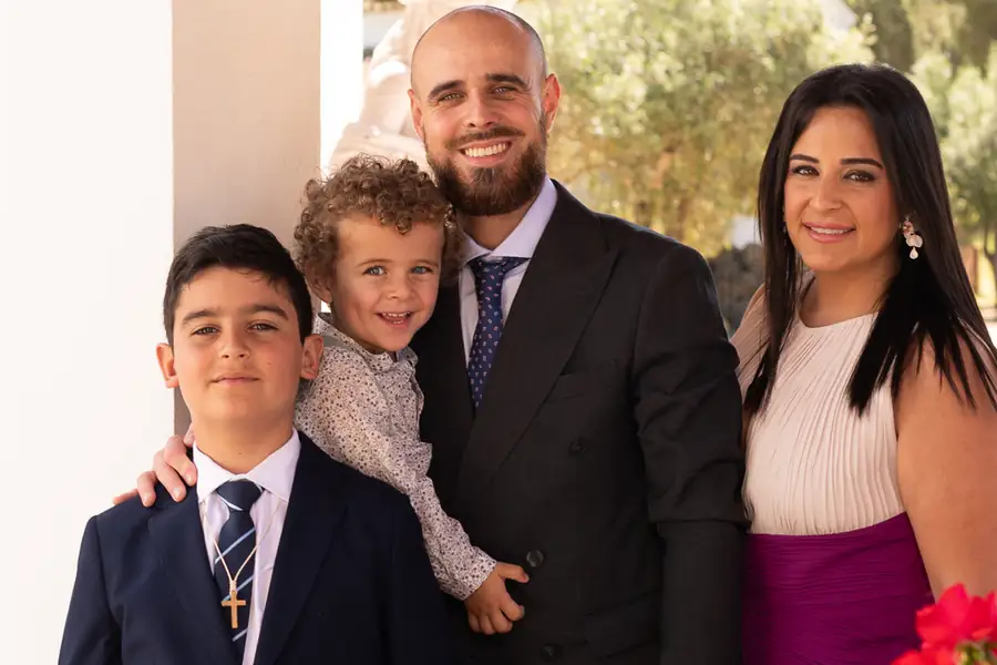Familia caminando por la orilla cogidos de la mano