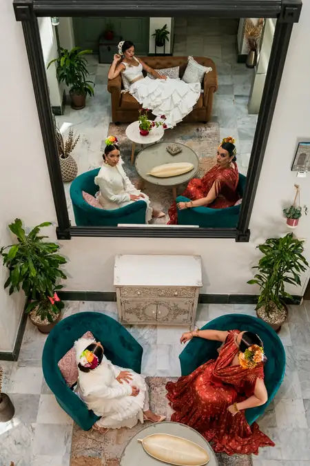 Modelo de moda con iluminación dramática