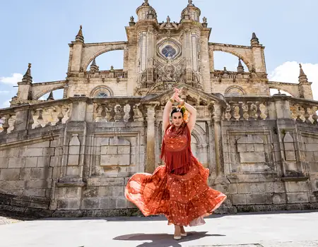 Retrato de moda con estilo urbano y mirada intensa