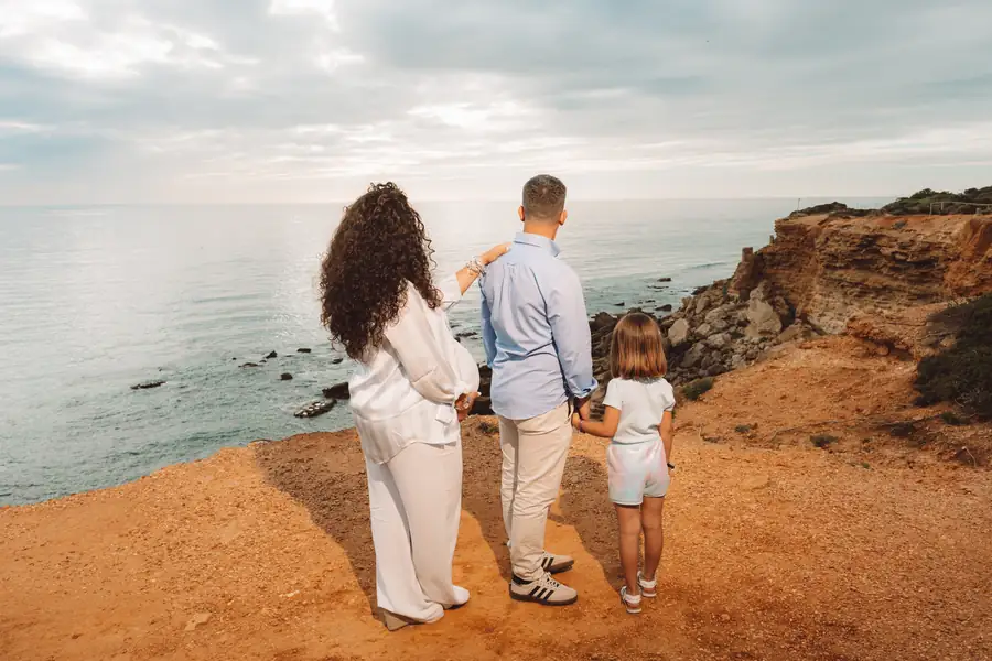 Foto de familia completa caminando hacia el horizonte