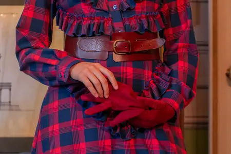 Modelo en editorial de moda con luz cálida