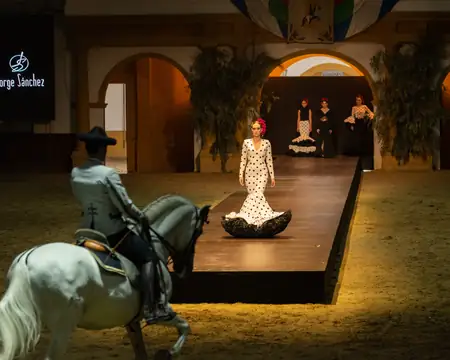 Retrato editorial de moda con fondo neutro