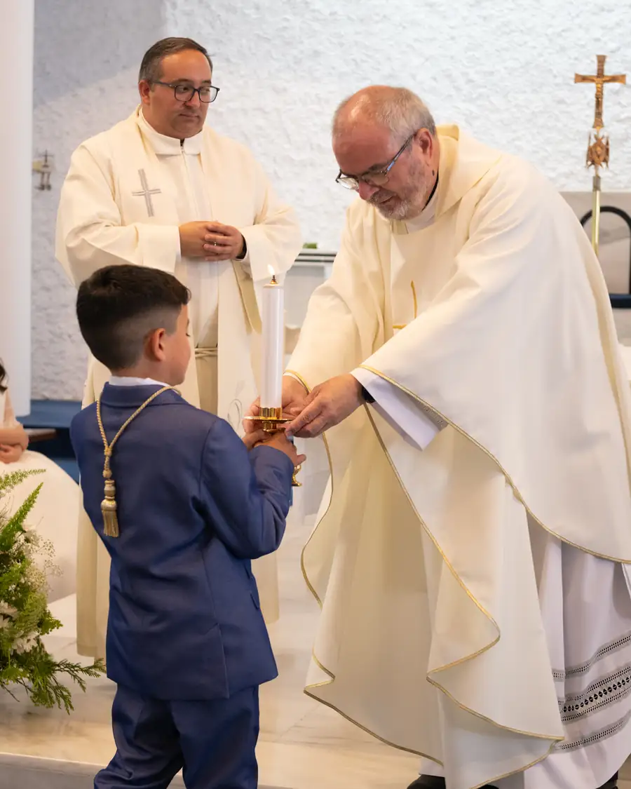 Familia posando a la salida de la iglesia tras la comunión