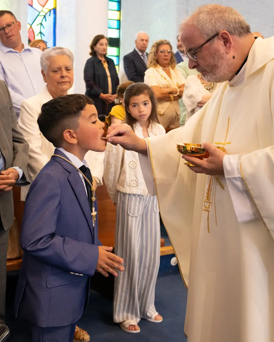 Retrato del niño con su traje de comunión