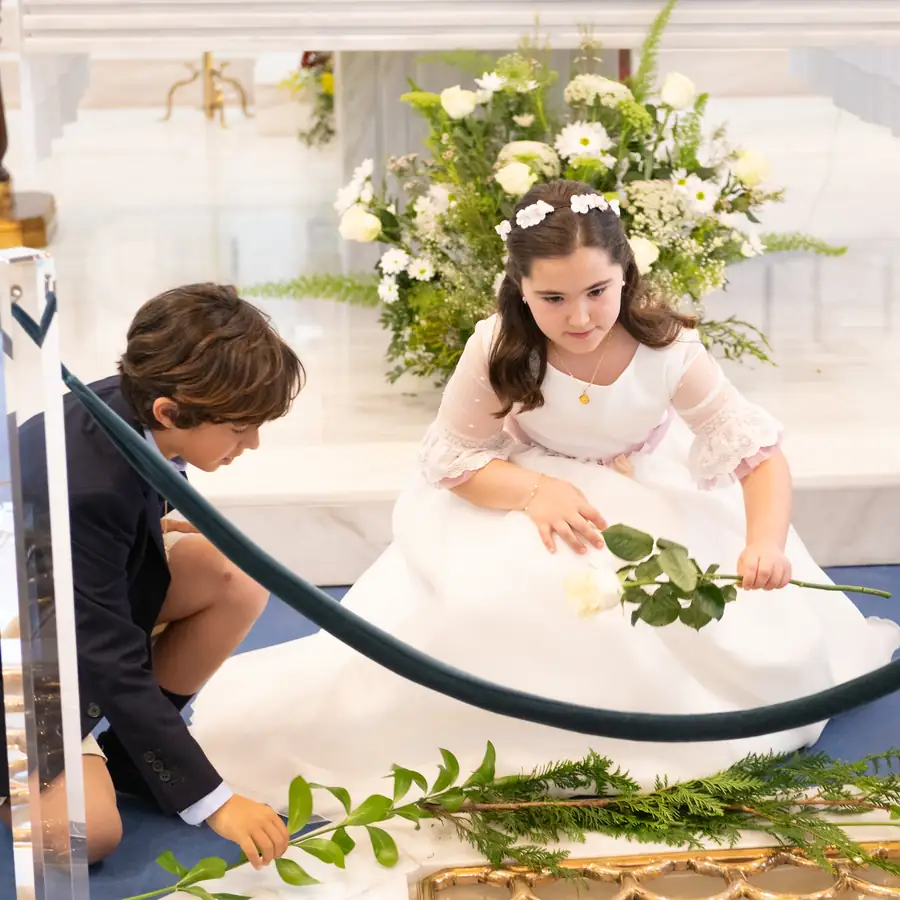 Familia abrazando al niño tras recibir la primera comunión