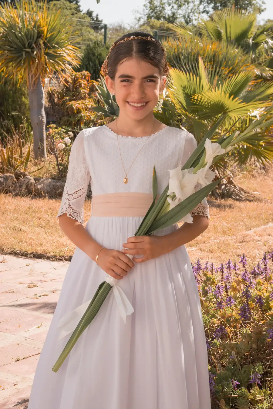 Niños caminando por el pasillo central de la iglesia