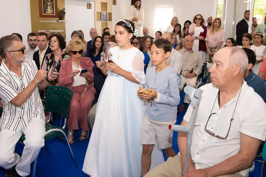Sacerdote elevando el cáliz durante la eucaristía