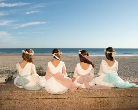 Modelo en sesión de moda con luz lateral intensa