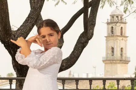 Retrato artístico en blanco y negro de niña de comunión