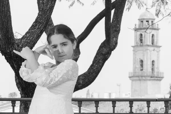 Niña de comunión abrazando a su madre durante el reportaje