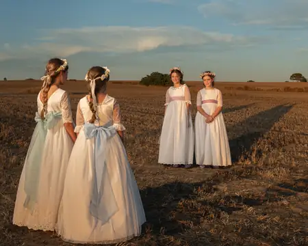 Retrato de moda con gesto elegante y fondo suave