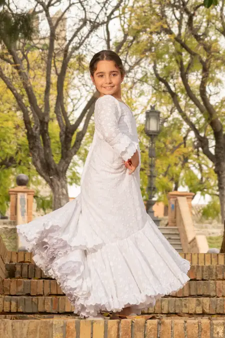 Niño de comunión en actitud de oración