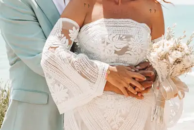 Pareja de boda bailando al aire libre