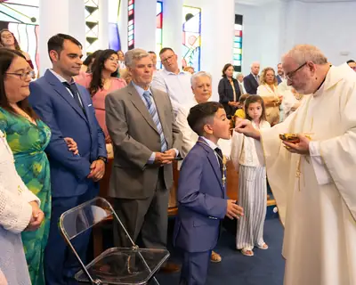 Detalle de eucaristía en iglesia