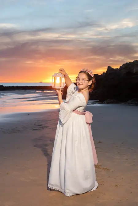 Niño de comunión en la playa al atardecer en Cádiz