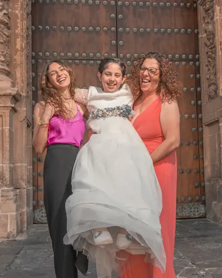 Abrazos familiares durante un reportaje de comunión en Cádiz