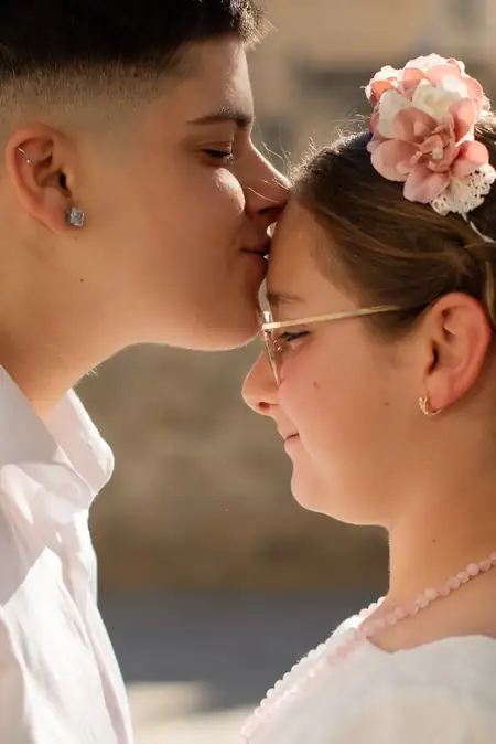 Hermanos juntos en un reportaje de comunión en Cádiz