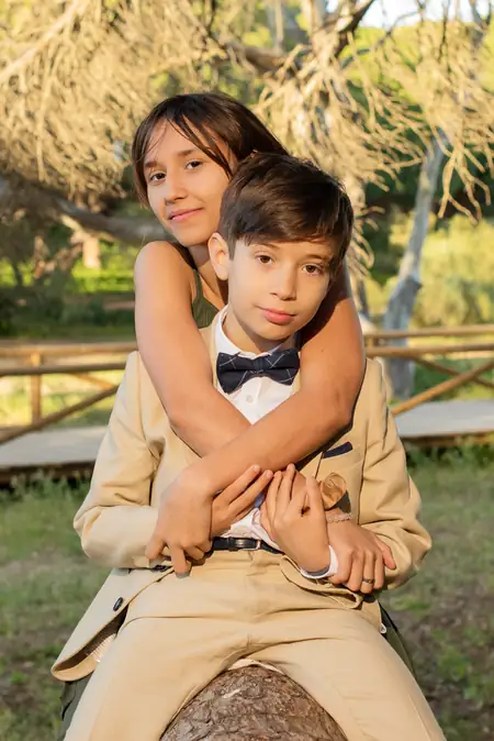 Niños de comunión en un entorno de naturaleza en Cádiz