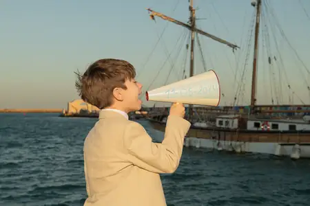 Niños de comunión jugando en la playa de Cádiz