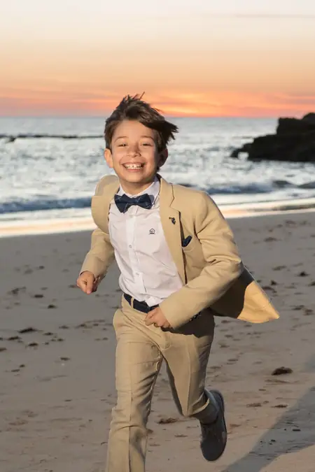 Niños de comunión jugando en la playa de Málaga