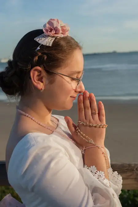 Niña de comunión en la playa al atardecer en Málaga